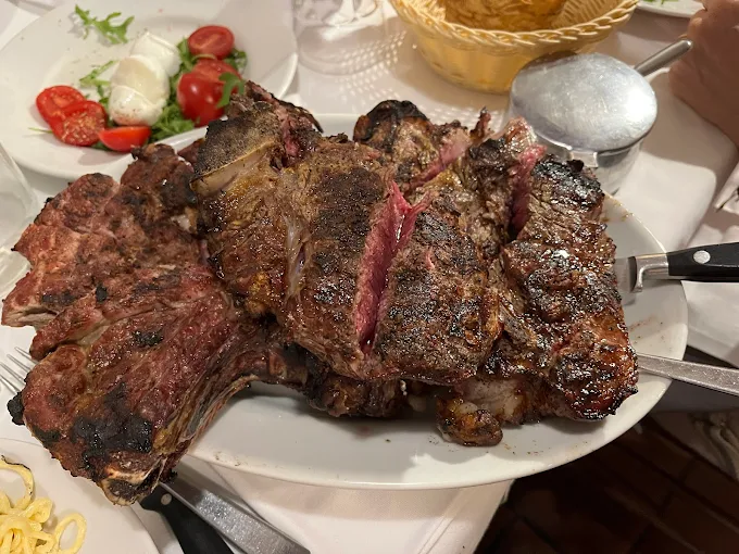 Bistecca alla Fiorentina al sangue, tagliata, cotta sulla brace