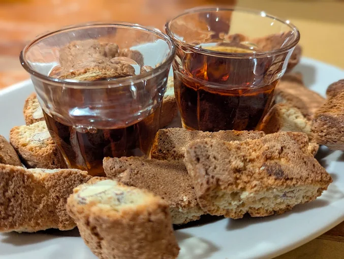 Cantucci alle mandorle con bicchiere di Vin Santo