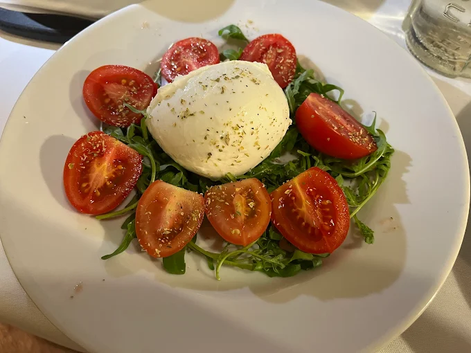 Caprese con mozzarella e pomodorini