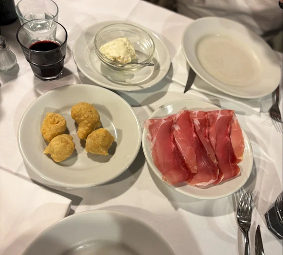 Coccoli caldi con stracchino e prosciutto toscano