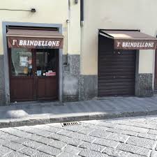La facciata della trattoria di giorno in Piazza Piattellina
