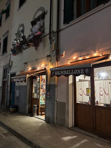 La facciata illuminata la sera