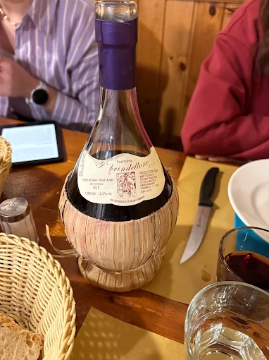 Fiasco di vino sul tavolo