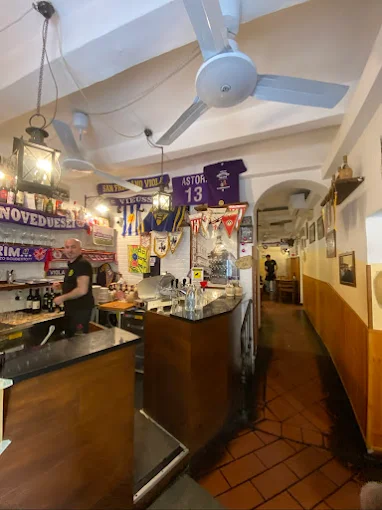 Il bancone con i gagliardetti viola