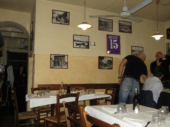 La sala della trattoria con pareti gialle