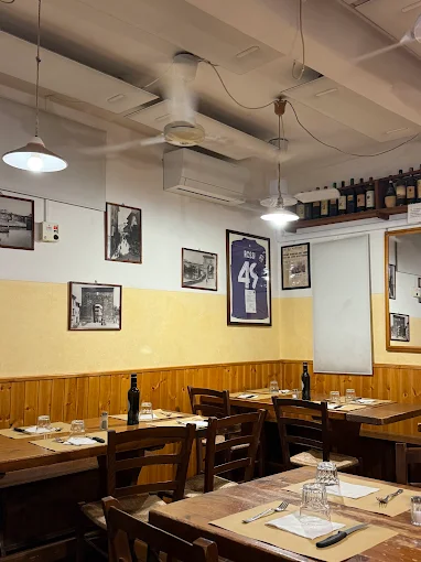 Tavoli apparecchiati nella sala della trattoria
