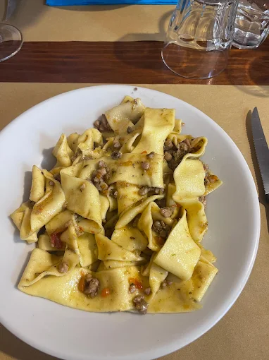 Pappardelle al ragù servite al tavolo